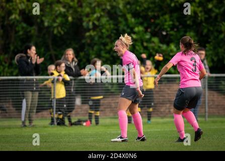 Centre de loisirs Horley, Royaume-Uni. 11 octobre 2020. Célébrations après Naomi Cole (à gauche) de Crawley Wasps gagnant le but lors du match de la Ligue nationale des femmes de la FA entre Crawley Wasps et Watford FC Women au Horley Town FC, Horley Leisure Centre, Angleterre, le 11 octobre 2020. Photo d'Andy Rowland. Crédit : Prime Media Images/Alamy Live News Banque D'Images