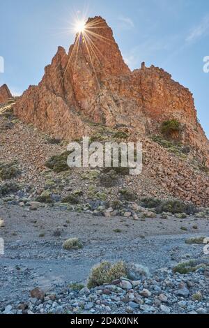 Coucher de soleil au-dessus d'une formation rocheuse sur Tenerife. Coucher de soleil au-dessus d'une formation de roche à côté de el Teide, Espagne. Banque D'Images