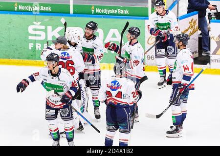 Frederikshavn, Danemark. 11 octobre 2020. Les joueurs de Frederikshavn White Hawks célèbrent la victoire après le match de hockey sur glace Metalligaen entre Frederikshavn White Hawks et Herlev Eagles à la Nordjyske Bank Arena à Frederikshavn. (Crédit photo : Gonzales photo/Alamy Live News Banque D'Images