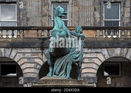 La statue de bronze d'Alexandre le Grand et son cheval Bucephalus dans la cour des chambres de ville d'Édimbourg dans la vieille ville d'Édimbourg. Banque D'Images