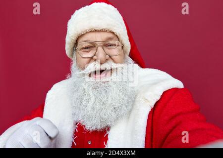 Le Père Noël heureux prend le selfie, les appels vidéo, l'enregistrement vidéo, la vue de caméra. Banque D'Images