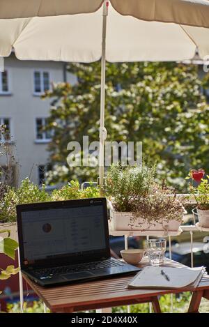 Bureau à la maison sur le balcon. Travail de la maison sur le balcon. Banque D'Images