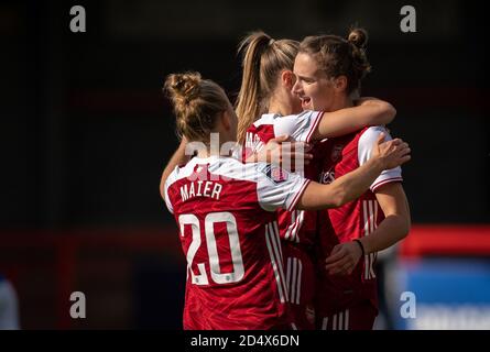 Crawley, Royaume-Uni. 11 octobre 2020. Vivianne Miedema, d'Arsenal, célèbre son premier but avec ses coéquipiers lors du match FAWSL entre Brighton et Hove Albion et Arsenal Women au People's Pension Stadium, Crawley, Angleterre, le 11 octobre 2020. Photo d'Andy Rowland. Crédit : Prime Media Images/Alamy Live News Banque D'Images