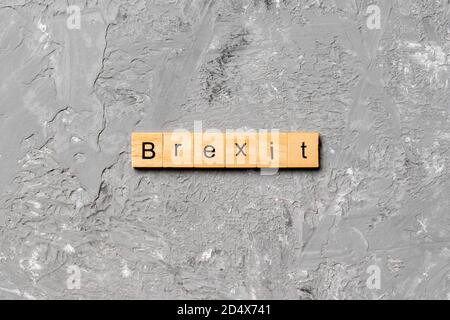 Mot du Brexit écrit sur le bloc de bois. Texte du Brexit sur la table de ciment pour votre desing, concept. Banque D'Images