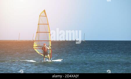 Sports nautiques. Planche à voile. Planche à voile surfant sur le vent sur les vagues dans l'océan, la mer. Photo de haute qualité Banque D'Images