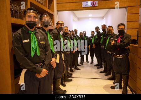 Mexico, Mexique. 10 octobre 2020. CANCUN, MEXIQUE - OCTOBRE 10 : les serveurs portant un masque facial pour prévenir la propagation du coronavirus lors de l'inauguration du restaurant brésilien « Divina Carne » en raison de la pandémie du coronavirus le 10 octobre 2020 à Cancun, au Mexique. Crédit: Ismael Rosas/Eyepix Group/The photo Access crédit: The photo Access/Alay Live News Banque D'Images