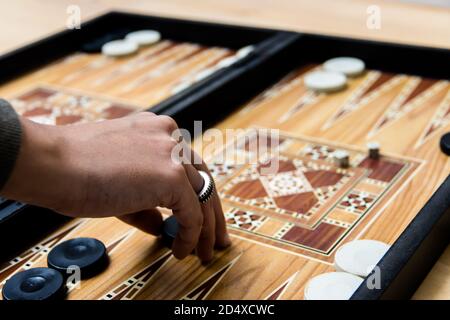 Femme jouant au backgammon gros plan Banque D'Images