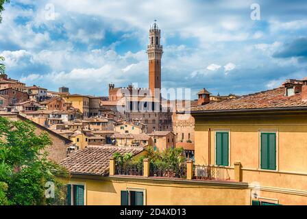 Vue sur le centre-ville pittoresque de Sienne, l'une des attractions touristiques les plus visitées du pays en Italie Banque D'Images