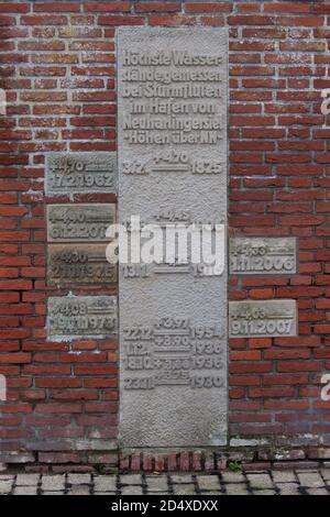 Marqueur à Neuharlingersiel sur la côte de la mer de Wadden, indiquant les niveaux d'inondation précédents. Frise orientale, Basse-Saxe. Allemagne Banque D'Images