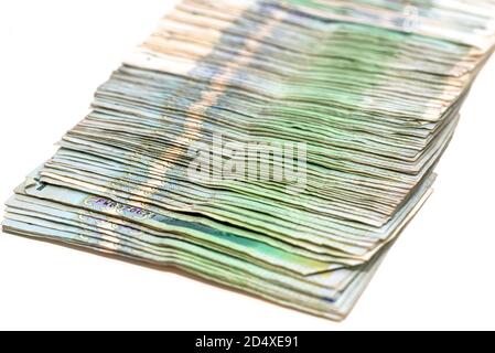 Pile de 100 billets de banque en papier polonais de zloty, isolés sur fond blanc. Banque D'Images