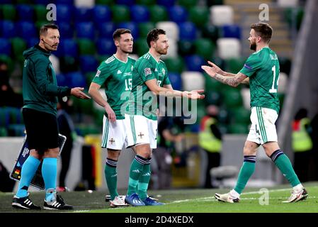 Stuart Dallas (à droite), d'Irlande du Nord, est remplacé par Corry Evans, coéquipier, lors du match de la Ligue B de l'UEFA Nations League Group 1 à Windsor Park, Belfast. Banque D'Images