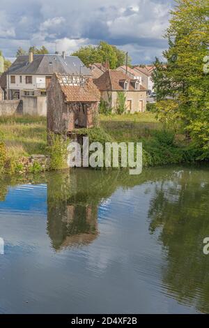 Alençon, France - 10 04 2020 : réflexions d'une ancienne maison en ruines sur le fleuve Banque D'Images