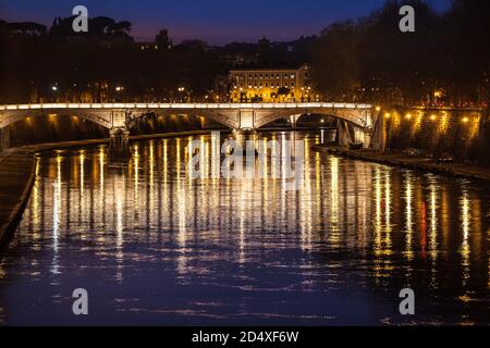 Tiber River, pont. Ponte Giuseppe Mazzini. Réflexions sur l'eau. Nuit. Rome, Italie. Bâtiment historique au sommet. Banque D'Images
