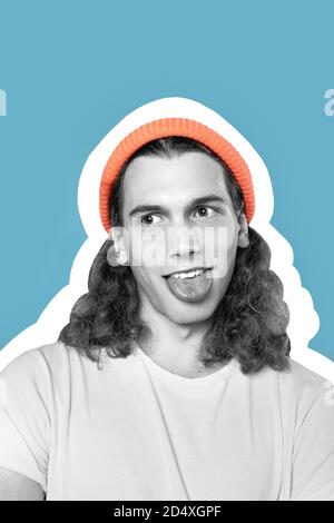 Jeune et drôle homme adulte montrant la langue dehors Banque D'Images