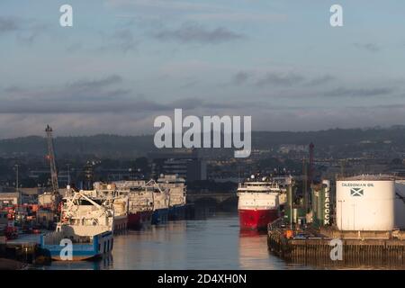 Tôt le matin Sunshine sur les navires de soutien pour amarré le long des rives de la Dee à Aberdeen, en Écosse Banque D'Images