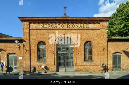 Façade de l'ancien Mercato Rionale du quartier de Camollia, construite en 1907 dans le centre historique de Sienne, site classé au patrimoine mondial de l'UNESCO, Toscane, Italie Banque D'Images