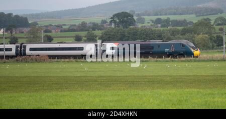 Avanti West Coast Penolino, 390-045, train de voyageurs à grande vitesse électrique se dirigeant vers le sud entre Carlisle et Penrith Banque D'Images