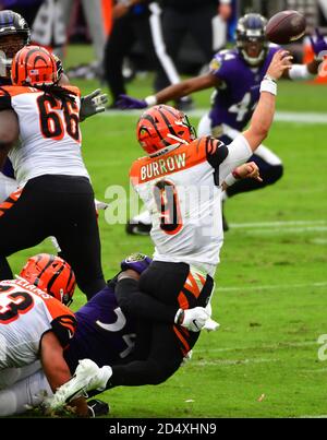 Le quarterback des Bengals de Cincinnati Joe Burrow (C) est soumis à la pression des défenseurs des Ravens de Baltimore lors de la première moitié d'un match de football de la NFL au stade M&T Bank de Baltimore, Maryland, le dimanche 11 octobre 2020. Photo de David Tulu/UPI Banque D'Images