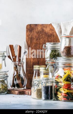 Stocks ou ensemble de céréales, pâtes, gruaux, légumineuses biologiques et graines utiles dans des pots en verre. Source végétalienne de protéines et de ressources énergétiques. Végétatif sain Banque D'Images