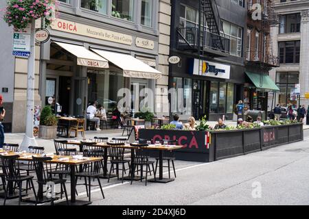 New York / USA - octobre 10 2020 : un restaurant en plein air dans le centre de Manhattan. Cuisine extérieure Covid Banque D'Images