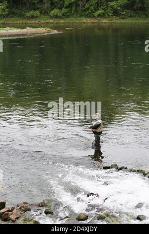 Un homme qui pêche au lac Table Rock à Branson, Missouri. Banque D'Images