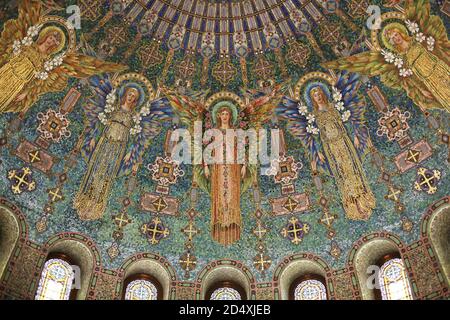 Mosaïque sur le plafond de la chapelle Memorial au cimetière Lakewood à Minneapolis, Minnesota. Banque D'Images