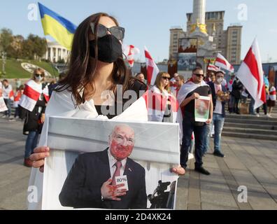 Un manifestant tient un écriteau représentant le président biélorusse Alexandre Loukachenko pendant la manifestation.des citoyens biélorusses vivant en Ukraine et des militants ukrainiens ont participé au rassemblement pour exprimer leur solidarité avec le mouvement de protestation en Biélorussie contre les résultats des élections présidentielles. Banque D'Images