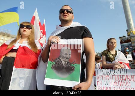 Un manifestant tient un écriteau représentant le président biélorusse Alexandre Loukachenko pendant la manifestation.des citoyens biélorusses vivant en Ukraine et des militants ukrainiens ont participé au rassemblement pour exprimer leur solidarité avec le mouvement de protestation en Biélorussie contre les résultats des élections présidentielles. Banque D'Images