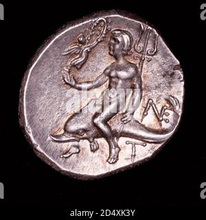 Rare Ancient Greek coin, Calabre, Tarentum, Taras à cheval sur un dauphin tenant un trident, Nike ci-dessus avec une couronne de couronne de couronne de couronne de couronne de couronne de