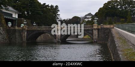 Tokyo, Japon-2/23/16: Le fossé passe sous le célèbre pont Nijubashi de Tokyo; c'est l'entrée du seimon ishibashi au Palais impérial/Château Edo Banque D'Images