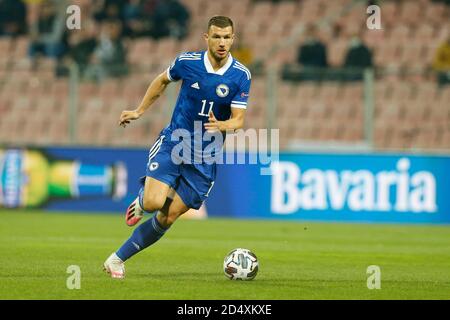 Zenica, Bosnie-Herzégovine. 11 octobre 2020. Le joueur bosniaque Edin Dzeko Colntrol balle lors de l'UEFA Nations League Bosnie-Herzégovine et pays-Bas à Zenica, Bosnie-Herzégovine, 11, octobre 2020. Au stade Bilino Polje. Crédit : Amel Emric/Alamy Live News Banque D'Images