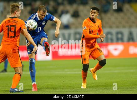 Zenica, Bosnie-Herzégovine. 11 octobre 2020. Joueur bosniaque Siniša Saničanin défi de balle joueur néerlandais Luuk de Jong lors de la Ligue des Nations de l'UEFA Bosnie-Herzégovine et pays-Bas à Zenica, Bosnie-Herzégovine, 11, octobre 2020. Au stade Bilino Polje. Crédit : Amel Emric/Alamy Live News Banque D'Images