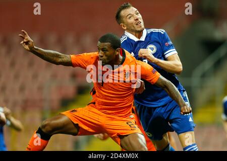 Zenica, Bosnie-Herzégovine. 11 octobre 2020. Joueur bosniaque Siniša Saničanin défi de balle joueur néerlandais Georginio Wijnaldum lors de la Ligue des Nations de l'UEFA Bosnie-Herzégovine et pays-Bas à Zenica, Bosnie-Herzégovine, 11, octobre 2020. Au stade Bilino Polje. Crédit : Amel Emric/Alamy Live News Banque D'Images