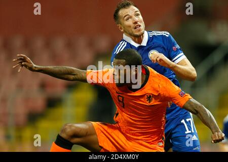 Zenica, Bosnie-Herzégovine. 11 octobre 2020. Joueur bosniaque Siniša Saničanin défi de balle joueur néerlandais Georginio Wijnaldum lors de la Ligue des Nations de l'UEFA Bosnie-Herzégovine et pays-Bas à Zenica, Bosnie-Herzégovine, 11, octobre 2020. Au stade Bilino Polje. Crédit : Amel Emric/Alamy Live News Banque D'Images