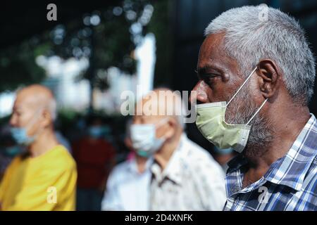 Kuala Lumpur, Malaisie. 12 mai 2020. Les patients âgés vus dans un centre médical public alors qu'ils attendent que leur nom soit appelé à un traitement pendant la pandémie Covid-19.en réponse à la pandémie Covid-19, Le 18 mars 2020, le gouvernement malaisien a mis en place une mesure de confinement à l'échelle nationale, officiellement connue sous le nom d'ordre de contrôle des mouvements (AGC), en tant que mesures préventives et de contrôle de la maladie infectieuse. Au 12 octobre 2020, 15,657 cas de coronavirus Covid-19 ont été signalés en Malaisie, ce qui a causé 157 décès. Crédit : Annice Lyn/SOPA Images/ZUMA Wire/Alay Live News Banque D'Images