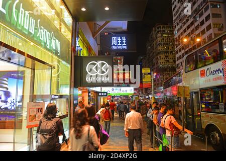 Arrêt de bus Jordan sur Nathan Road près de la scène nocturne d'Austin Road, Kowloon, Hong Kong. Nathan Road est une artère commerciale principale à Kowloon, Hong Kong. Banque D'Images