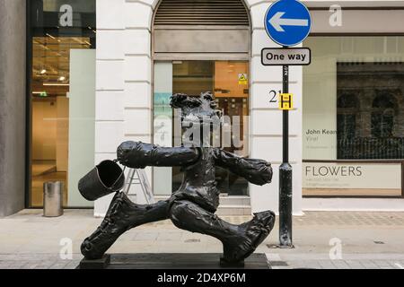 Londres, Royaume-Uni. 07 octobre 2020. Mayfair Sculpture Trail. Sculpture « Ours avec seau de feu » de Patrick O’Reilly. Crédit: Waldemar Sikora Banque D'Images