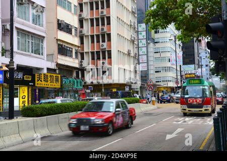 Taxi et mini bus sur Austin Road près de Nathan Road à Kowloon, Hong Kong. Banque D'Images