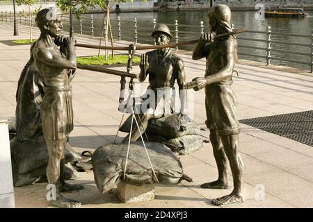 Détail, The River Merchants Sculpture par AW Tee Hong, Boat Quay, Singapour Banque D'Images