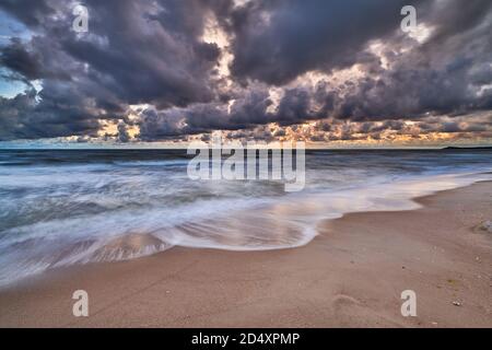 lever de soleil coloré sur la plage de la mer baltique en allemagne Banque D'Images