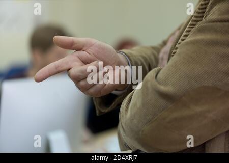 Accent sélectif sur l'enseignant tout en enseignant et en expliquant les leçons aux élèves en classe. Classe de laboratoire informatique, technologie et concept d'aducation. Banque D'Images