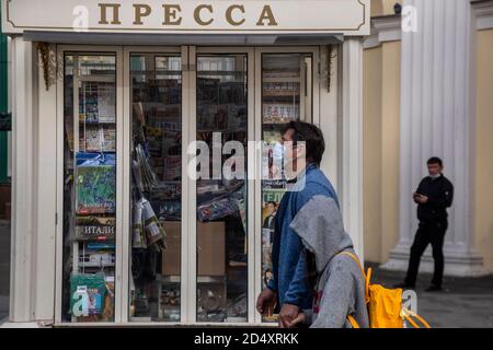 Moscou, Russie. 11 octobre, 2020 personnes portant un masque protecteur marchent dans le fond des journaux russes et un kiosque à journaux dans la rue centrale de la ville de Moscou pendant la pandémie de coronavirus COVID-19 en Russie Banque D'Images