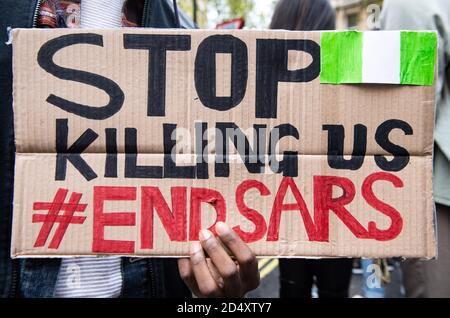 Londres, Royaume-Uni. 11 octobre 2020. Les manifestants appellent à la mise à la ferraille de l'unité de police, connue sous le nom de Special anti-cambriolage Squad (SRAS), au sujet des escadrons, au harcèlement incessant et à la brutalité des Nigérians innocents. Crédit : Michael Tubi/Alay Live News Banque D'Images