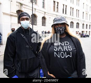 Londres, Royaume-Uni. 11 octobre 2020. Les manifestants appellent à la mise à la ferraille de l'unité de police, connue sous le nom de Special anti-cambriolage Squad (SRAS), au sujet des escadrons, au harcèlement incessant et à la brutalité des Nigérians innocents. Crédit : Michael Tubi/Alay Live News Banque D'Images