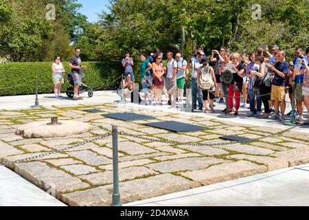 Visiteurs à côté de la tombe familiale Kennedy au cimetière national d'Arlington près de Washington D.C. Banque D'Images