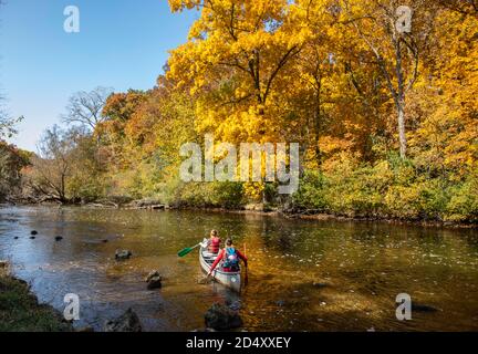 Livingston, États-Unis. 11 octobre 2020. Les canoteurs se délassent sur le fleuve Hudson pour profiter du feuillage d'automne au centre de loisirs d'Island Lake, dans le comté de Livingston, au Michigan, aux États-Unis, le 11 octobre 2020. Crédit: Joel Lerner/Xinhua/Alay Live News Banque D'Images