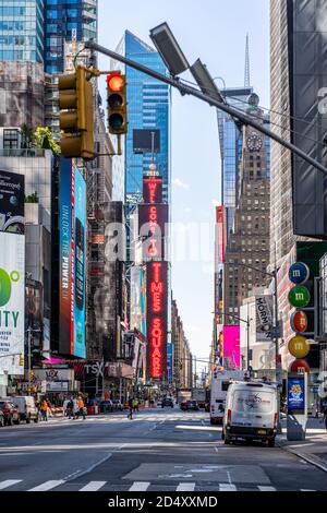Manhattan, New York - 8 octobre 2020 : rues vides de Times Square pendant la pandémie du coronavirus. Banque D'Images