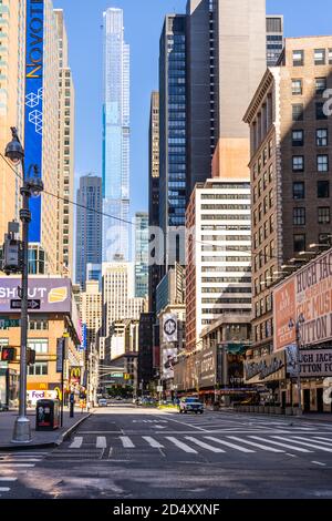Manhattan, New York - 8 octobre 2020 : rues vides de Times Square pendant la pandémie du coronavirus. Banque D'Images