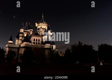 Château magique la nuit Banque D'Images