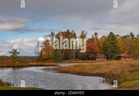 Deux chalets en bois sur le lac Fishtrap dans le nord du Wisconsin. Banque D'Images